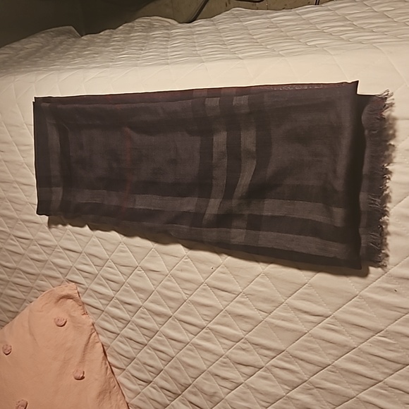 Burberry Scarf - Picture 7 of 8